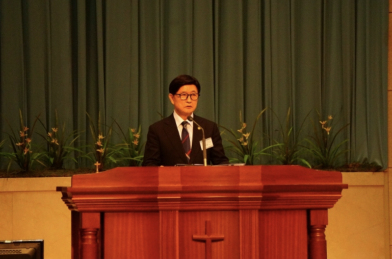 Pastor Seo-young Jeong delivers the main address.