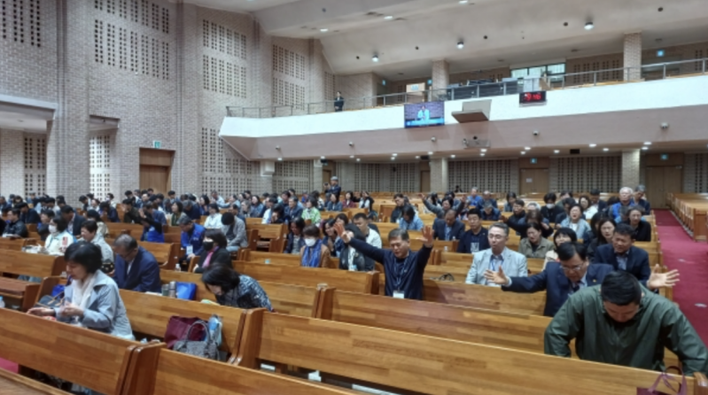 Missionaries are praying at the KWMF mission conference.