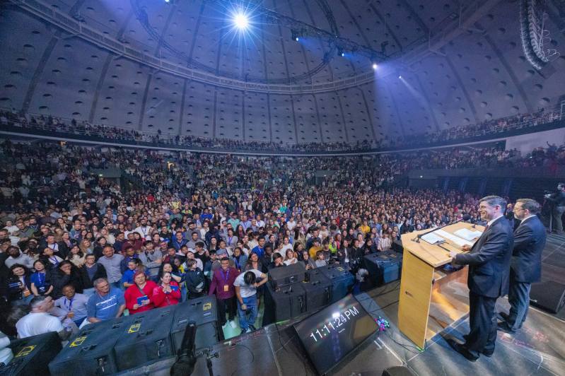 Will Graham preaching in Porto