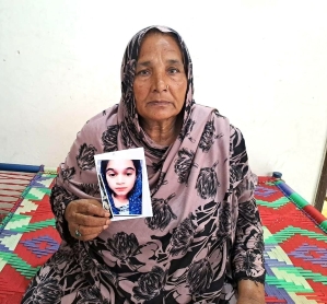 Parveen Shaukat with photo of daughter who was abducted and forcibly converted and married to a Muslim. 