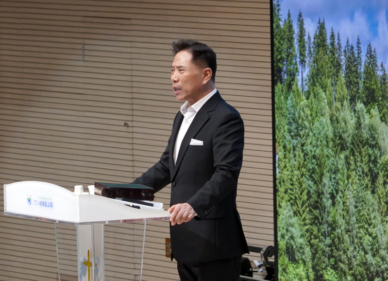 Rev. Hyun-bo Son preaches at Segero Church in Busan, Korea, where he serves as Senior Pastor