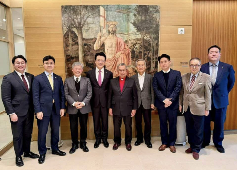 Rev. Oh (fourth from the left), Bp Tendero (middle) and others take a commemorative photo after discussing the WEA General Assembly plans at SaRang Church on March 30, 2024.