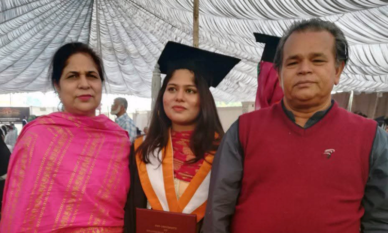 Aroosa Azam graduation ceremony university Karachi Pakistan