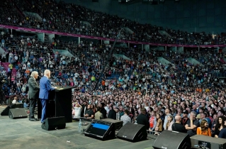 Hundreds of Poles respond to Jesus Christ at Franklin Graham event