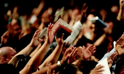 More US evangelicals continue to visit churches regularly in person than before pandemic, research reveals