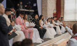 Chicago church organizes wedding for seven immigrant couples who wish commit their marriages to God