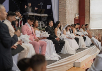 Chicago church organizes wedding for seven immigrant couples who wish commit their marriages to God