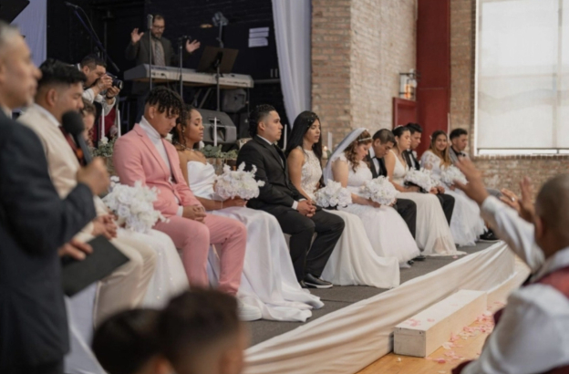 Chicago church organizes wedding for seven immigrant couples who wish commit their marriages to God