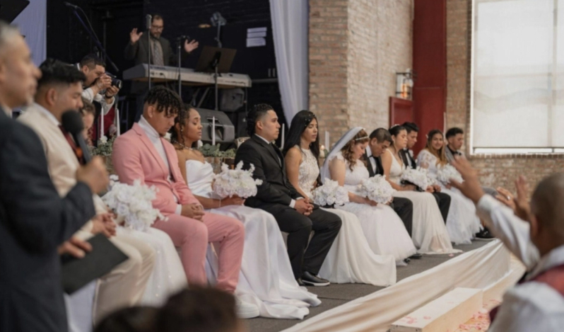 Chicago church organizes wedding for seven immigrant couples who wish commit their marriages to God