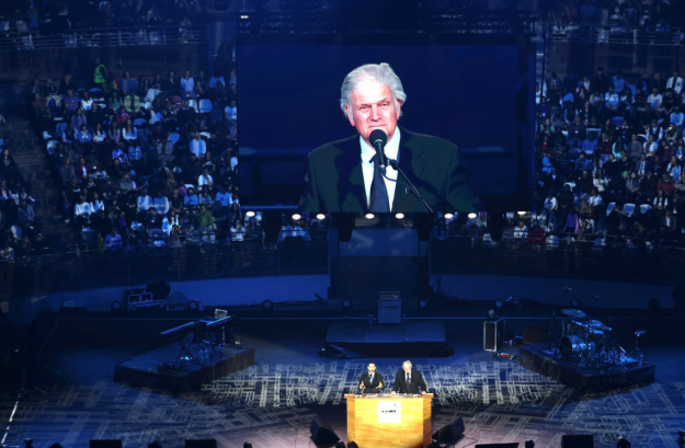  Franklin Graham preaching gospel in Naples, while online outreach reaches 20 million responses 