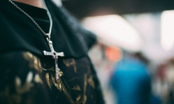 Pastor lauds students fighting cross necklace ban as Christian symbol deemed ‘offensive’