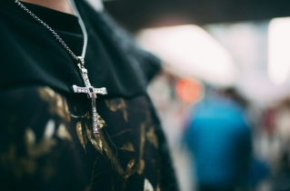 Pastor lauds students fighting cross necklace ban as Christian symbol deemed ‘offensive’