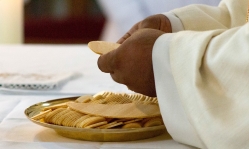 Anglican Communion refutes claims that gluten-free bread and non-alcoholic wine are barred from Holy Communion