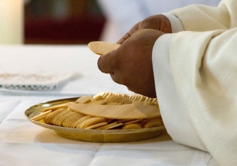 Anglican Communion refutes claims that gluten-free bread and non-alcoholic wine are barred from Holy Communion