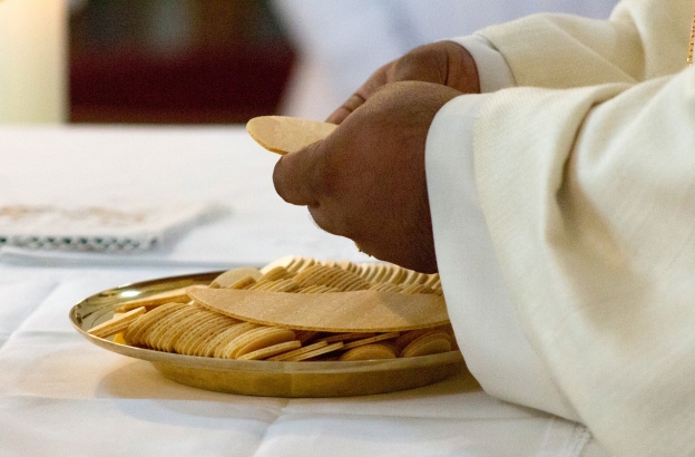 Anglican Communion refutes claims that gluten-free bread and non-alcoholic wine are barred from Holy Communion