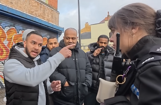 Police officer praised for defending right to preach in Muslim area