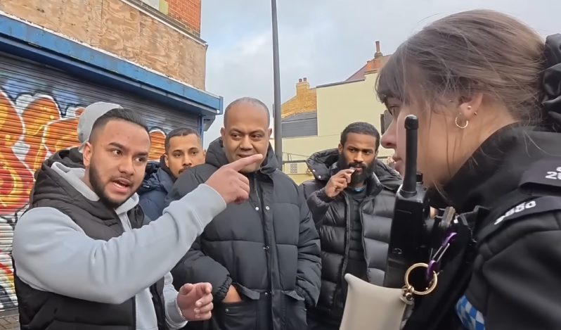 Police officer praised for defending right to preach in Muslim area