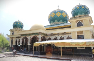 Muslim mob halts church roof repairs in Indonesia