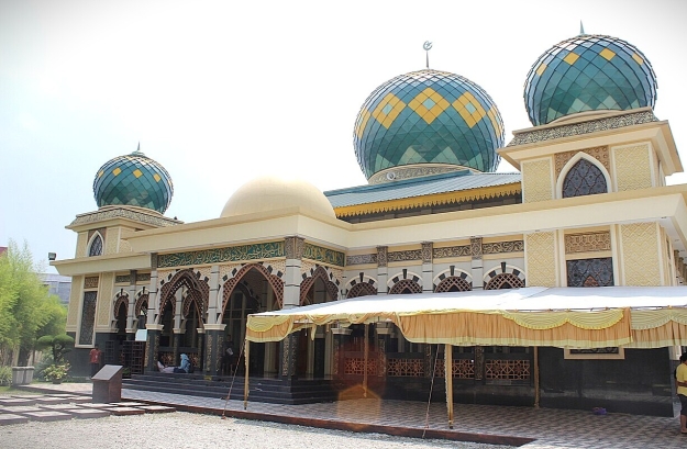 Muslim mob halts church roof repairs in Indonesia