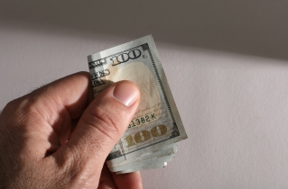 Evangelical giving stabilizes after years of decline, new report finds