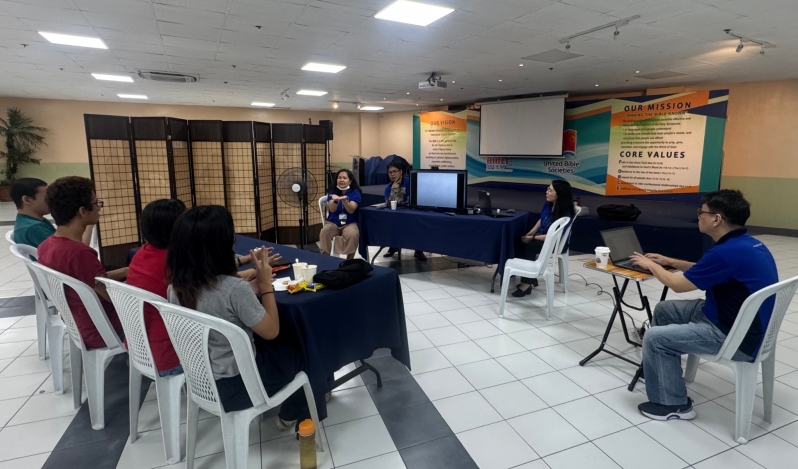 Filipino Deaf Community reviews New Testament translation into Filipino Sign Language